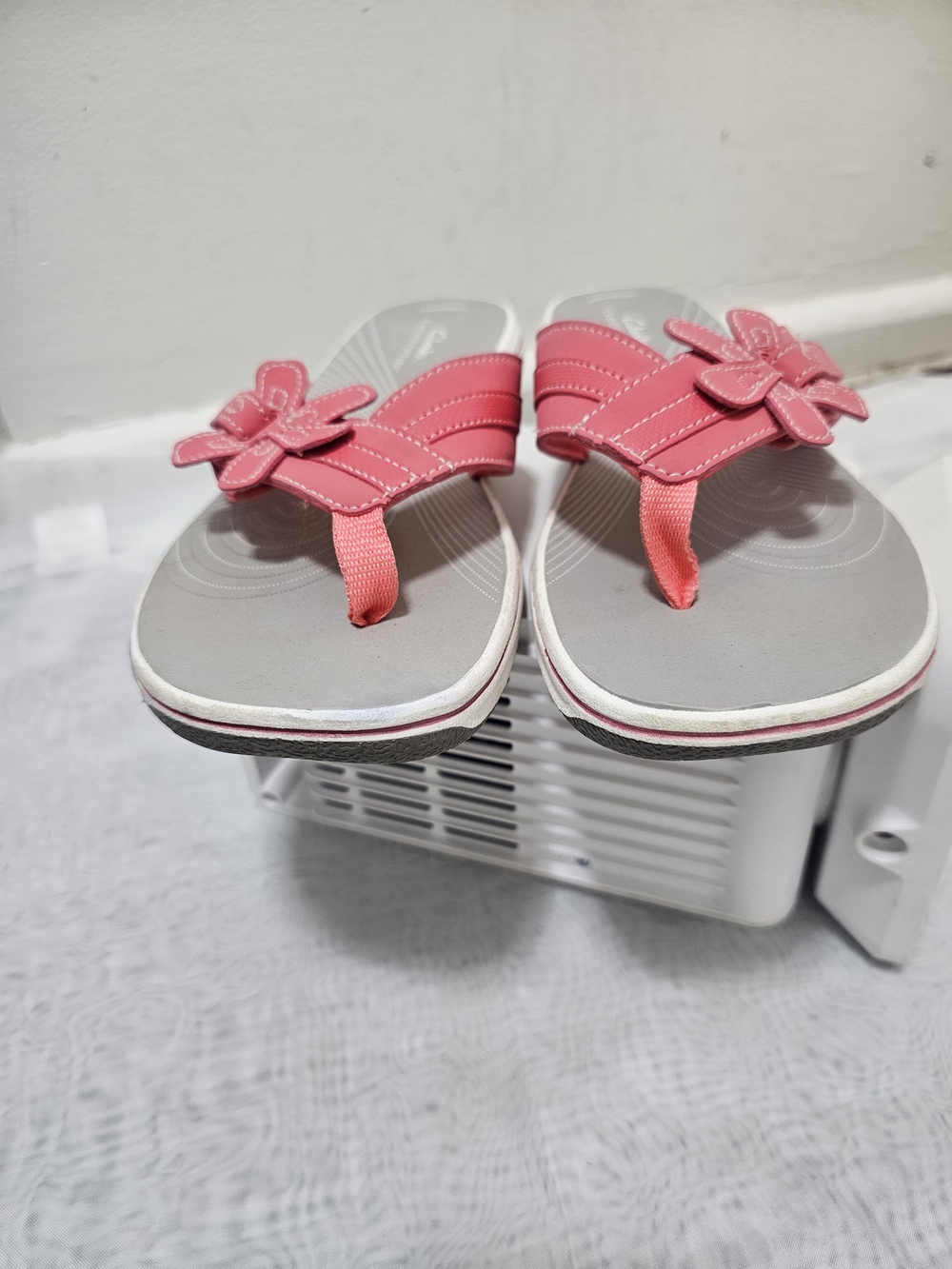 Clarks Women's Pink Gray Floral Thong Sandals Slip On Leather Cushioned Size 10 - Picture 9 of 16